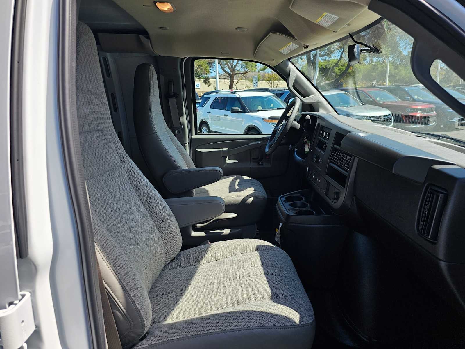 2025 Chevrolet Express Cargo 3500 WT