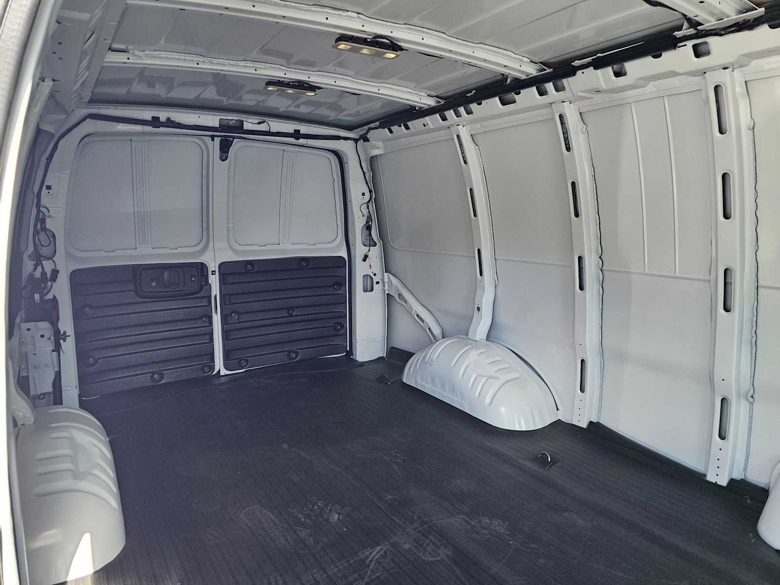 2025 Chevrolet Express Cargo 3500 WT