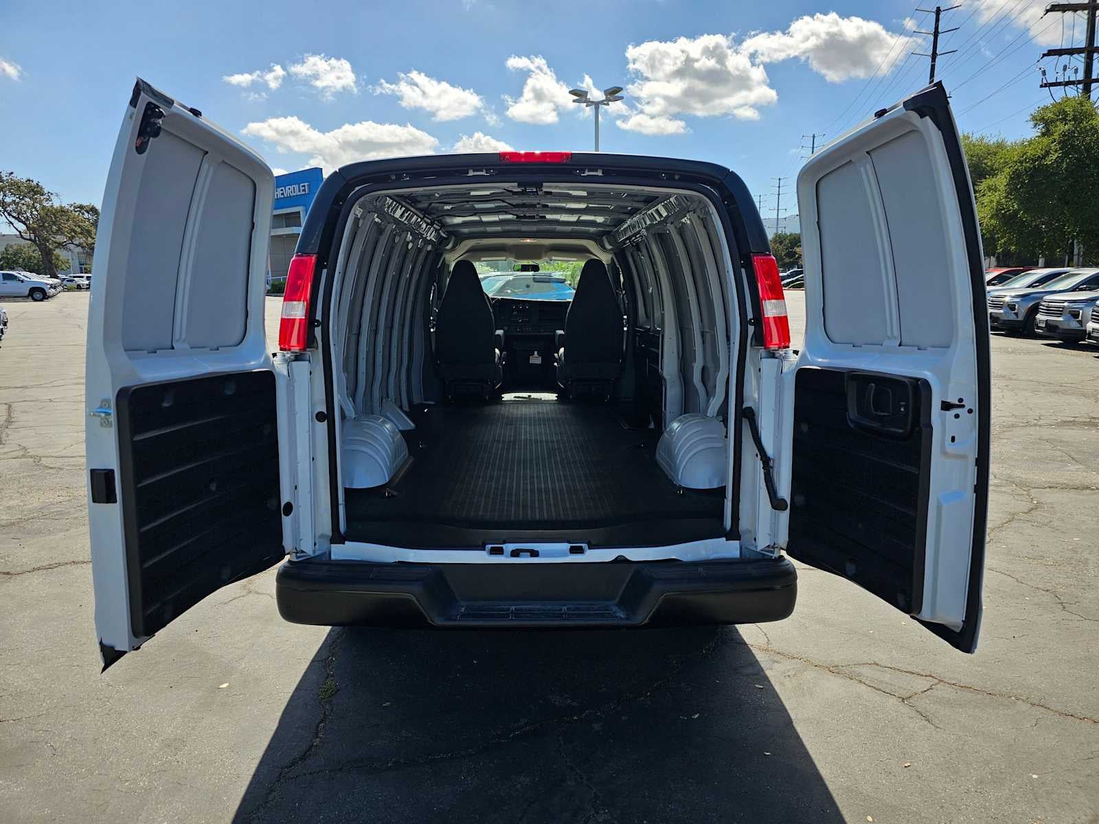 2025 Chevrolet Express Cargo 3500 WT