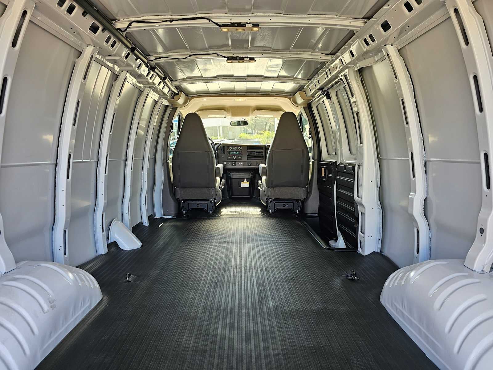 2025 Chevrolet Express Cargo 3500 WT