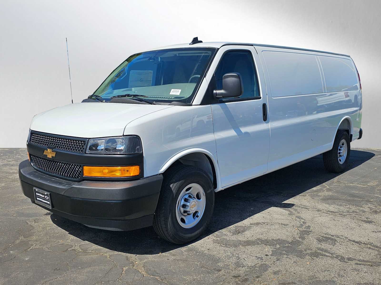 2025 Chevrolet Express Cargo 3500 WT