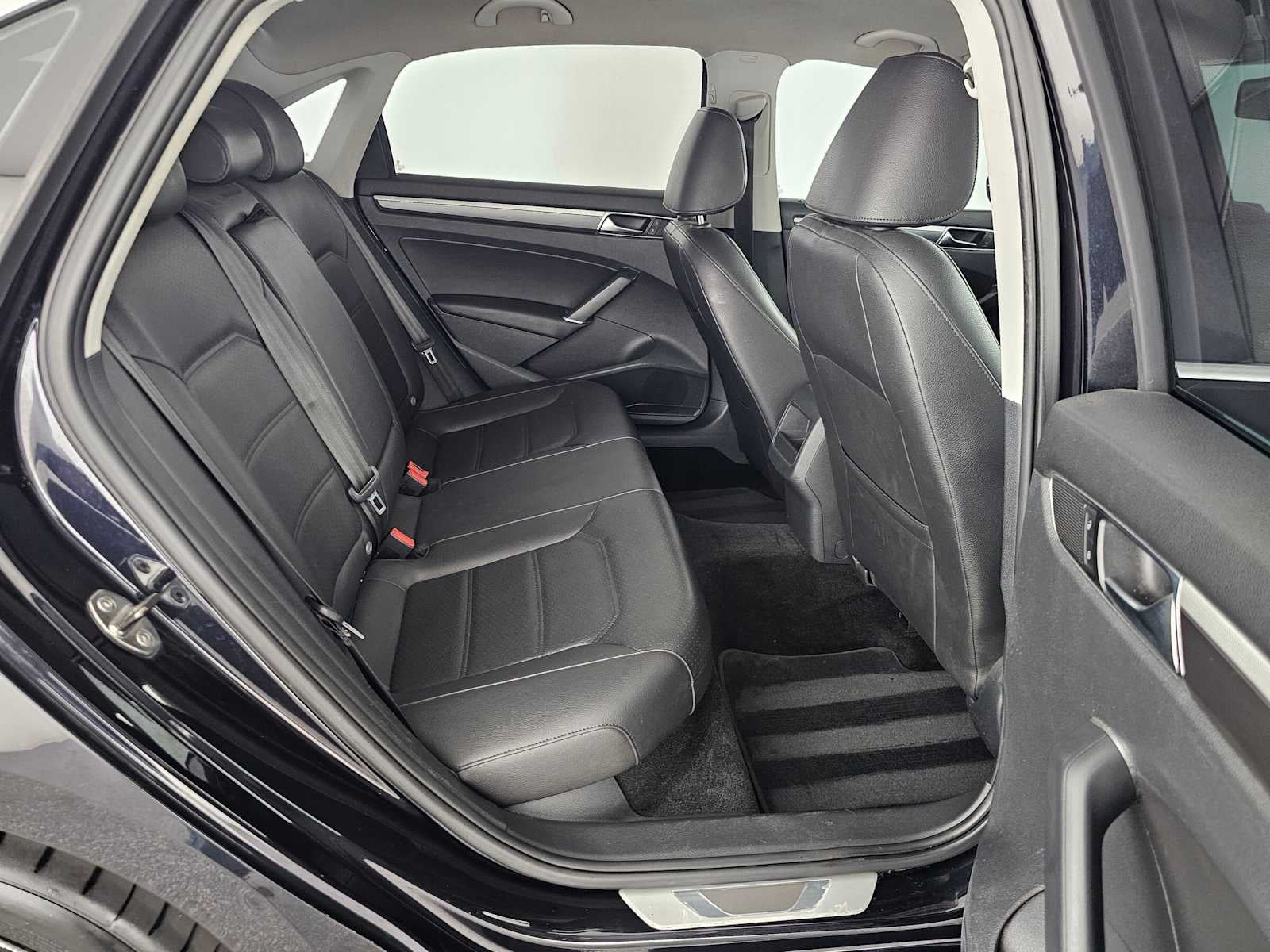 2017 Volkswagen Passat R-Line w/Comfort Pkg