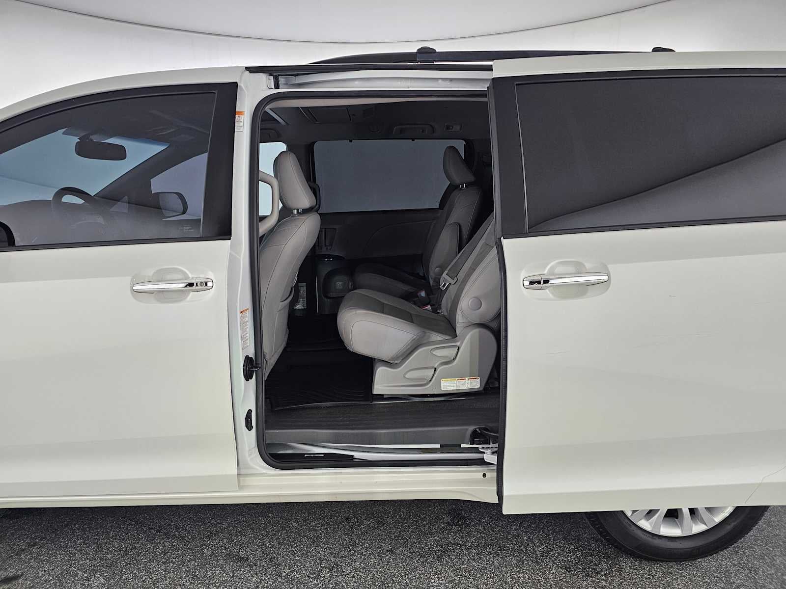 2017 Toyota Sienna XLE Auto Access Seat