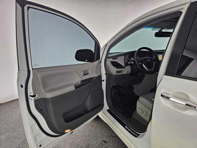 2017 Toyota Sienna XLE Auto Access Seat