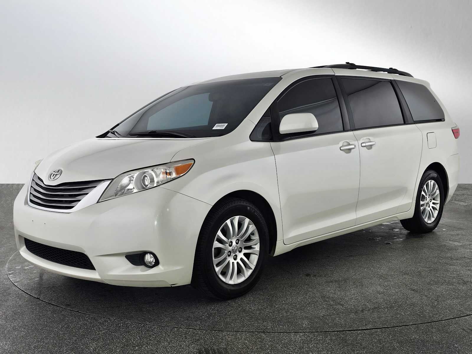 2017 Toyota Sienna XLE Auto Access Seat