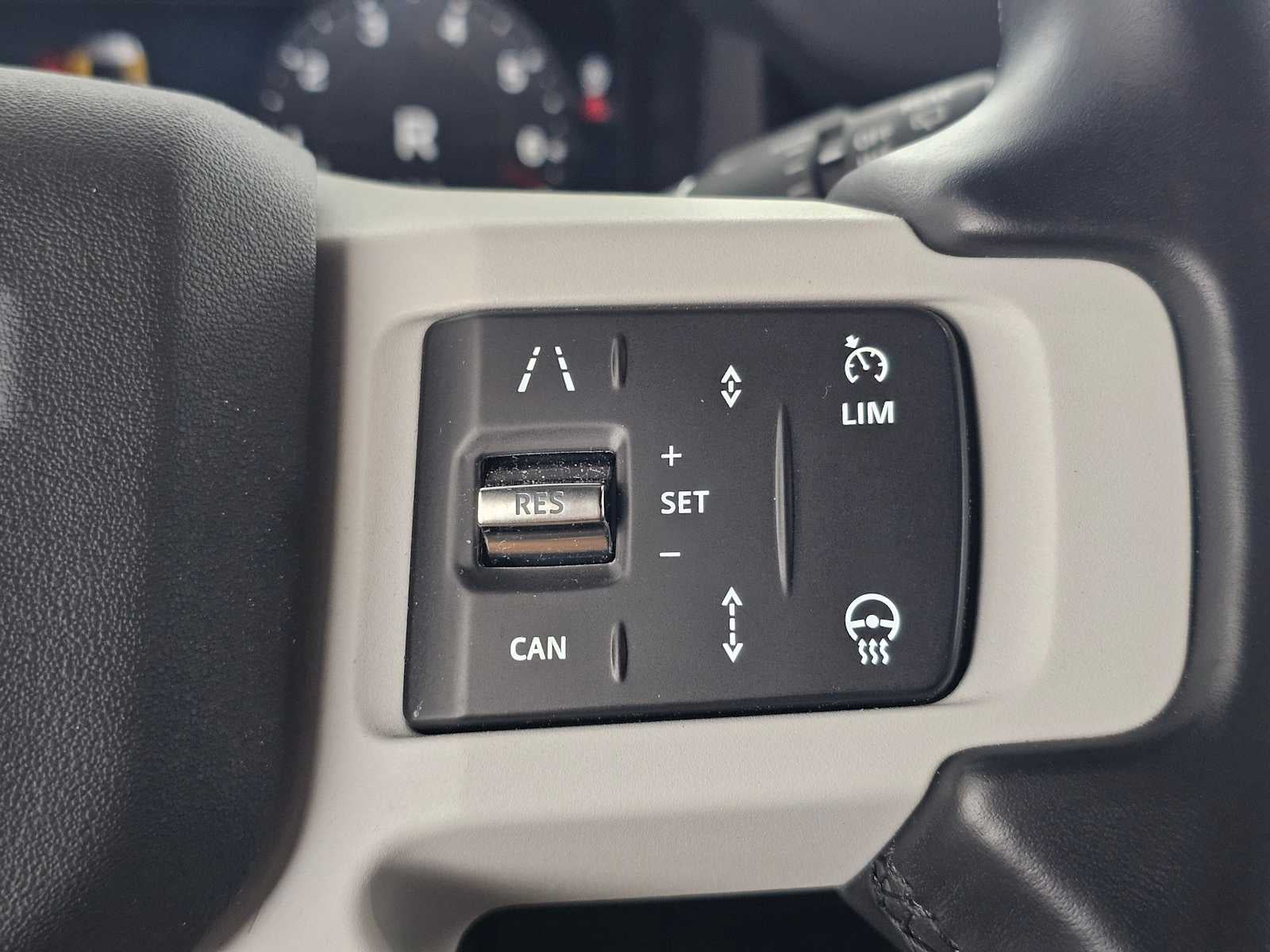 2025 Land Rover Defender X-Dynamic SE