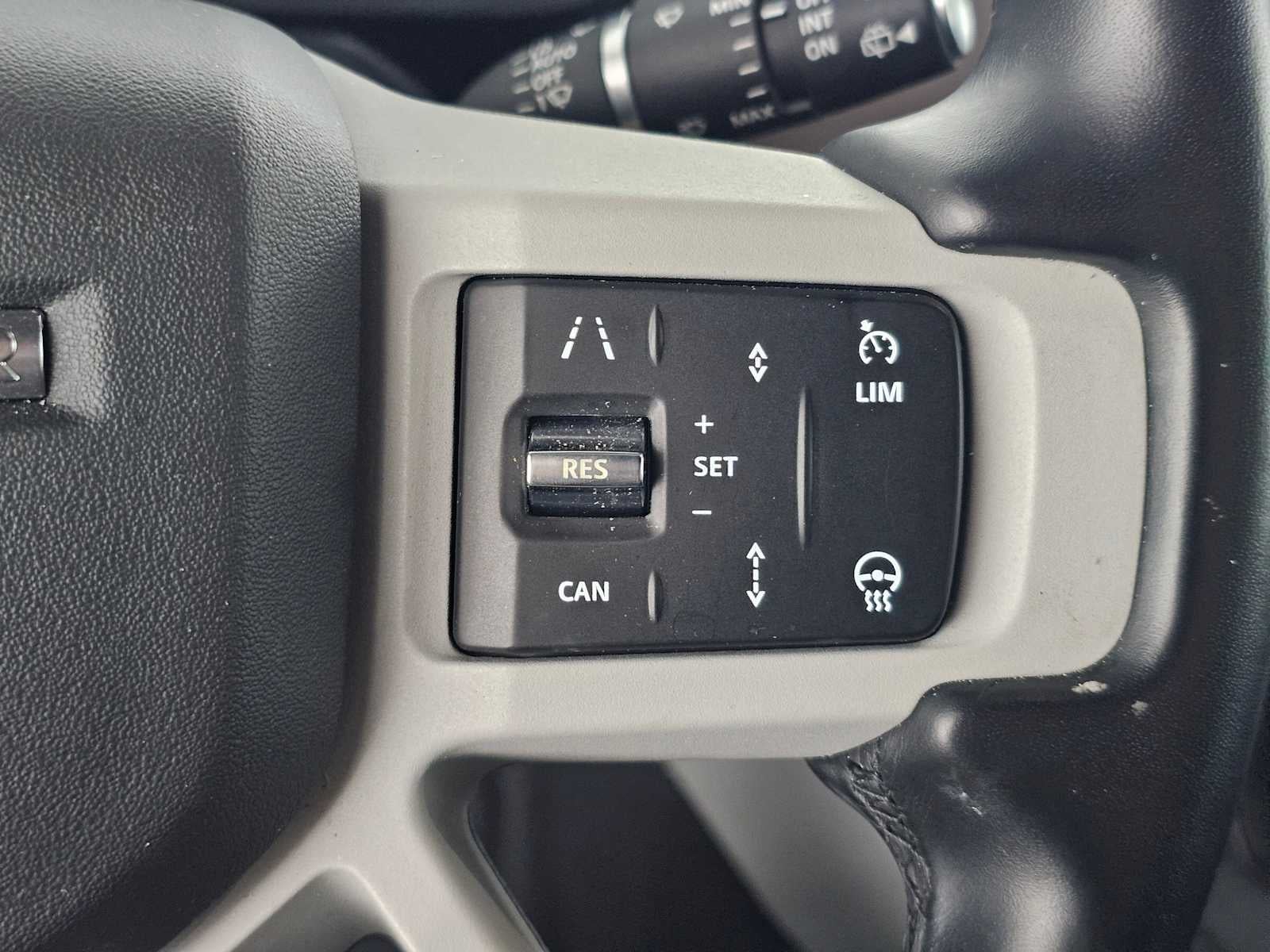 2024 Land Rover Defender X-Dynamic SE