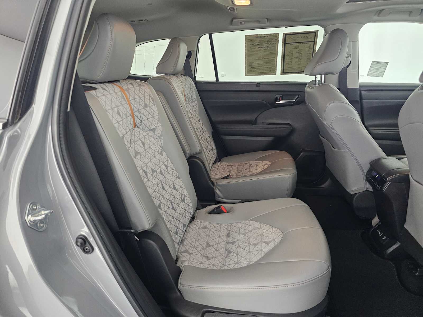 2022 Toyota Highlander Hybrid Bronze Edition