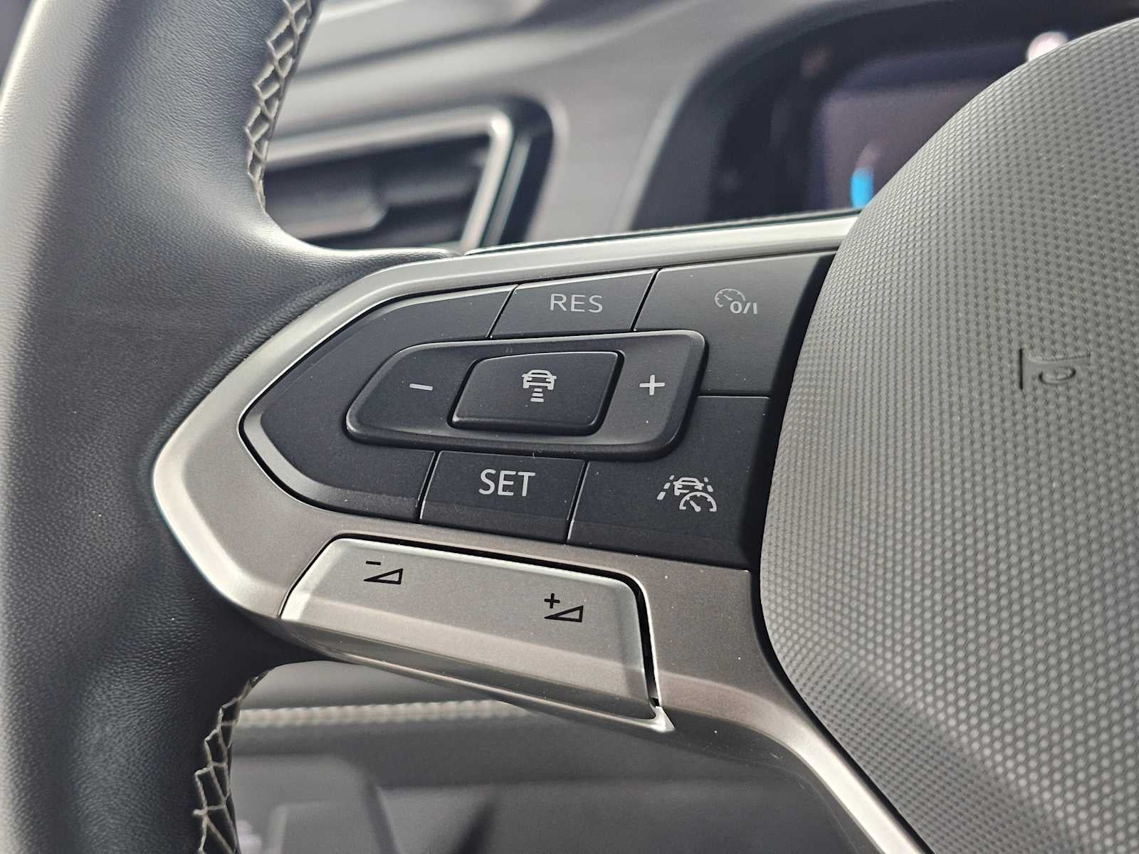 2025 Volkswagen Atlas Cross Sport 2.0T SE w/Technology