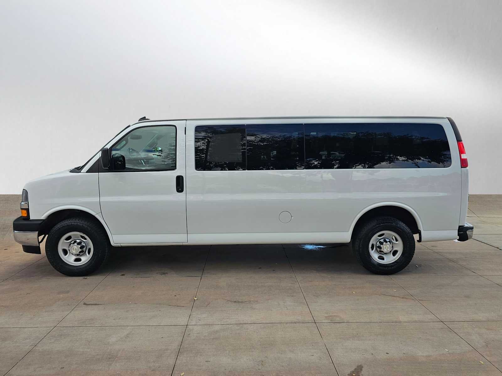 2022 Chevrolet Express Passenger LT